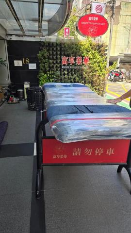 高文郁 - 原木桌板布套包覆好走樓梯上樓