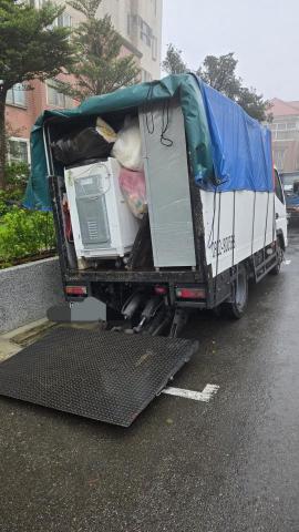 高文郁 - 物品疊上車拍個照有時我會幫客人多疊一點