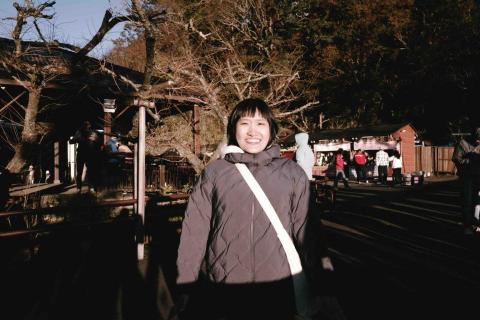 康瑋庭 - 最近去阿里山看日出。我有許多生活經驗能帶入教學，尤其是在地理科上面，藉由實際體驗有助於理解學科知識。也藉由這些感官的刺激，在國文寫作上大有益處，學會感受生活周遭、環境，將情感化為文字，即是一篇佳作。