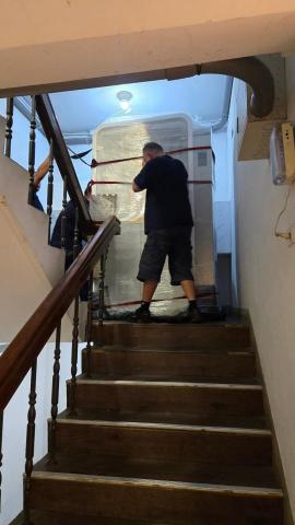 高文郁 - 醫美設備器材電梯上不去只能搬樓梯