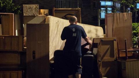 高文郁 - 晚間集中廢棄家具定點給環保局回收