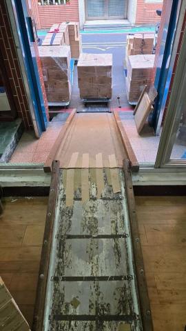 高文郁 - 紅酒進倉庫板車堆疊搬運