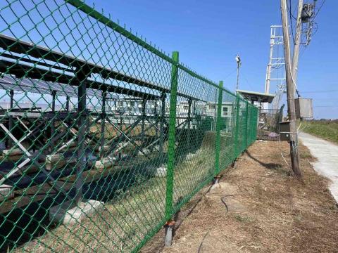 承蓁工程行.圍籬工程 - 客製化PVC菱型網圍籬。上一底一度兩層防鏽漆