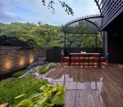 日木景觀 AZUMA - 利用一些自然元素的搭配～將遠方的山色無隔閡的連接到本案露台～在蓊鬱的山林前談天說地～享受美好的人生～