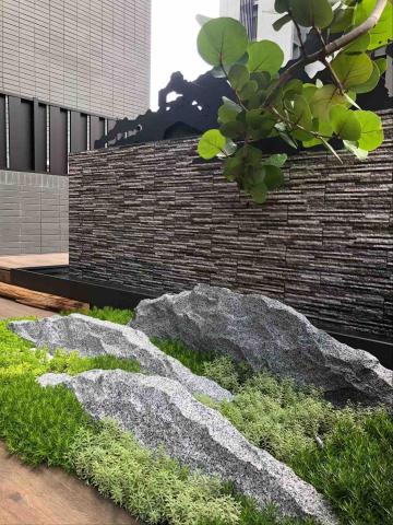 日木景觀 AZUMA - 自然景石的引用，不用特意邁出家門，家中自有一處蓬勃的綠意～