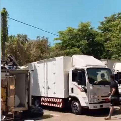 提供載貨貨車服務的專家五噸箱型貨車