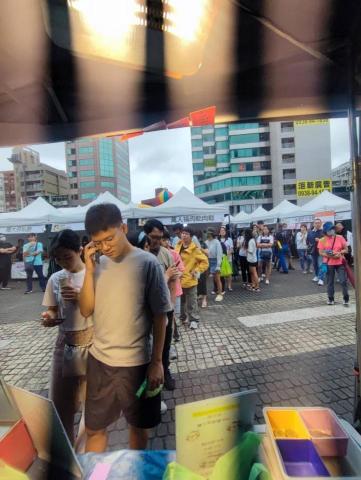 kevin 市場銷售策略、商品定位分析、商模話術設定 - 脆皮五花豬現場銷售排隊實況