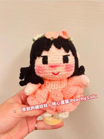 云云 - ?? 桃心露露 Peachy Lulu
住在花園裡的小精靈，
把甜甜的桃色能量，
悄悄放進你的日常裡 ?

每一針、每一線，
都是慢慢鉤出的溫柔心意。
希望她能在某個瞬間，
剛好療癒到你 ✨

你覺得桃心露露
比較像在守護什麼呢？
? 愛情｜友情｜自己｜幸福

⸻

#手作鉤織 #原創娃娃
#桃心露露 #PeachyLulu
#花精靈 #療癒系娃娃
#手作日常 #鉤織生活
#溫柔能量 