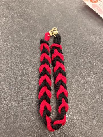 云云 - ?❤️【今日手作分享】
紅與黑的交錯，
像極了熱情與冷靜的你。
如果讓你選，
你覺得自己更像哪一種顏色呢？?
#手作 #鉤織手鍊 #紅黑配 #個性風