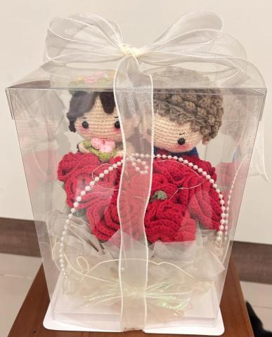 云云 - 客製化商品～ 「新人婚禮娃娃花束禮盒」 ❤️
#手作針織花束 #針織吊飾 #客製化手作