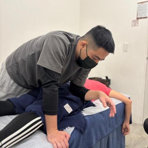 提供刮痧刀服務的專家Ethan