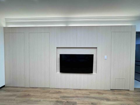 勝裕室內裝修設計工程行 - 三片隱藏門加電視牆