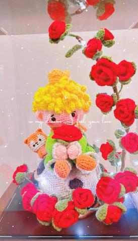 云云 - ?《小王子・玫瑰星球》鉤織擺飾

在一顆小小的星球上，
住著一位擁有金色捲髮的孩子。
他總是靜靜地坐著，
抱著他最珍惜的那朵玫瑰&mdash;&mdash;
不張揚、不語帶驕傲，
只是把所有愛，都悄悄藏在陪伴裡。

玫瑰有時任性、偶爾愛鬧脾氣，
但小王子依然願意守在她身旁：
替她擋風、為她整理葉片、
也為她的每一次綻放而感到心動。
