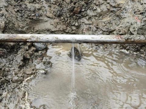 瑋成水電裝修工作室 - 施工前：白鐵管漏水