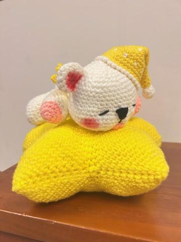 云云 - 《晚安‧星願熊》 

小熊已經睡著啦??
星星說：「噓～他今天累壞了呢～」

如果你也有一顆「星星枕頭」，你最想抱著誰一起入睡呢？
?留言告訴小熊，他明天起床會去找你的夢～✨
#手作 #鉤織玩偶 #星星熊 #療癒系小物 #晚安