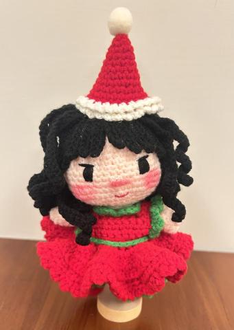 云云 - ? 自學鉤織原創玩偶｜從 0 開始的療癒小旅程
一開始只是想找個能讓自己安靜下來的興趣，
沒想到鉤織，真的讓我掉進了一個超級可愛的世界 ??

從看不懂符號、拆了又重來，
到今天能親手創作屬於自己的小小角色。
每一針每一線，都是練習、也是療癒。

而這次，想跟你們分享我的原創小花精靈&mdash;&mdash;
茉茉 ?✨
她是我腦袋裡浮現的一個小小影子：
甜甜的、暖暖的、帶著一點魔法。