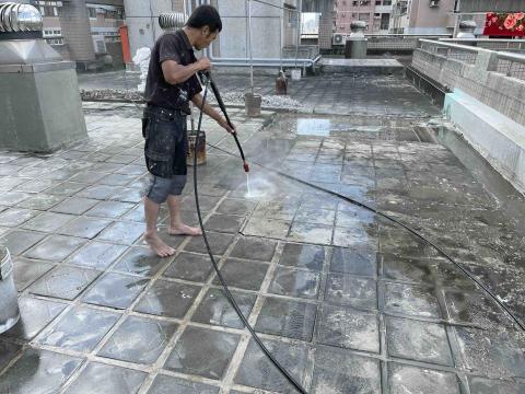 鑫ㄧ防水工程 - 學府路 高壓清洗機清洗素地