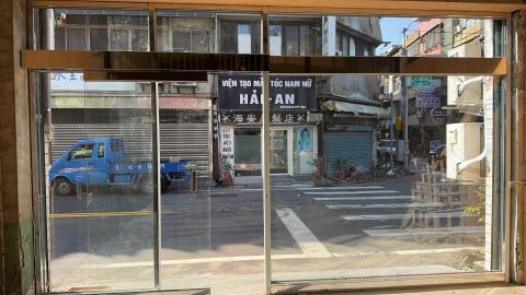 東成電機企業社 - 中壢店面設計不鏽鋼固定窗、自動門安裝