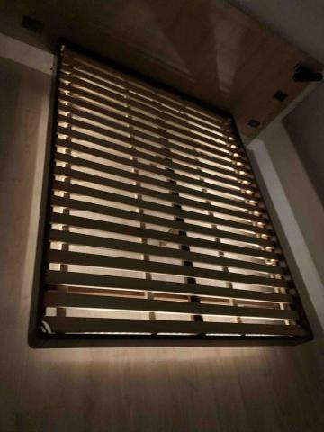 傑erry傢俱組裝 - 有貼邊條燈的床架