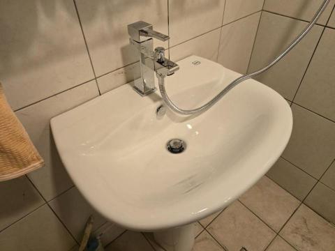 佳銓水電空調工程行 - 臉盆及兩用龍頭安裝