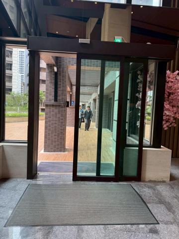 東成電機企業社 - 龜山社區住戶出入口推拉門，調整為雙扇單邊自動門配置