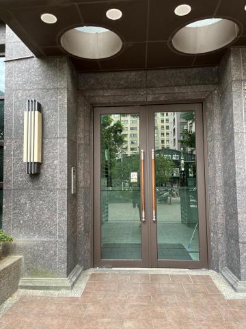 東成電機企業社 - 內壢社區大門地鉸鏈更換