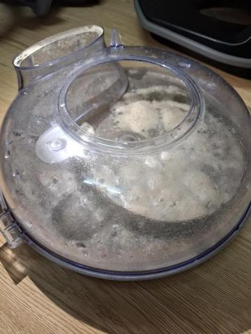 吳宜玲 - 水盆裡的髒污，塵蟎／灰塵／皮屑。