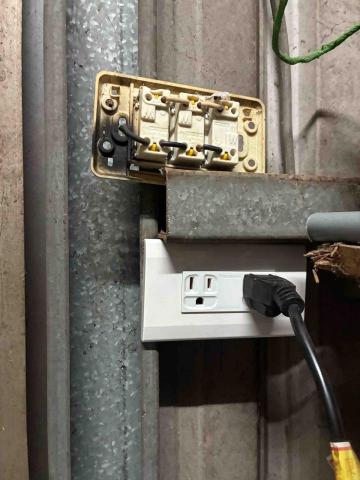 有bear來水家電修繕 - 檢查客戶電壓異常壓降，螺絲鎖到電線，立即更換