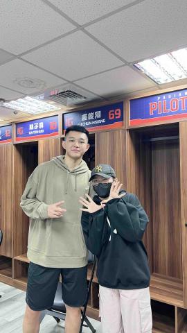 陳舒婷 - 知名球員盧峻翔69-合作照片