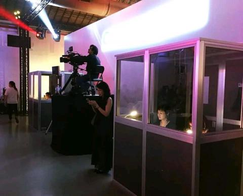 芸允 - 於同步口譯箱