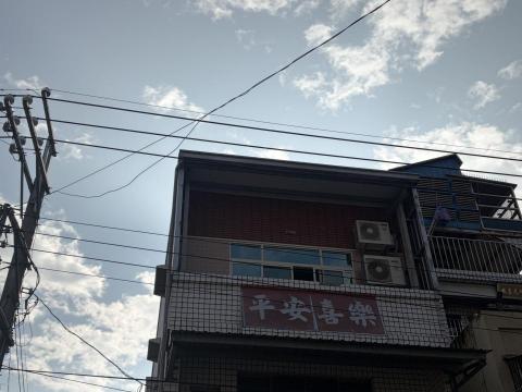 開鑫金屬工程 - 平面不銹鋼防潑雨防盜窗➕pc板透明（施工前）