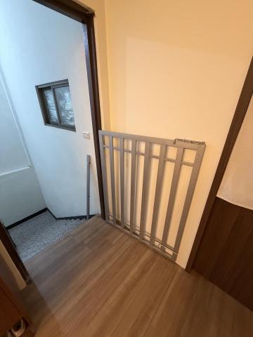 開鑫金屬工程 - 訂製鐵件防止小孩跌落安全門