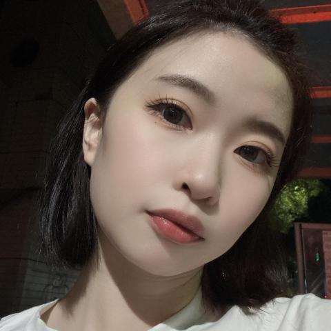 提供客服服務的專家蔡安淇