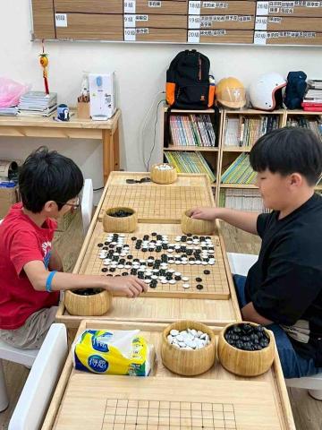 板橋中央棋院 - 認真對弈