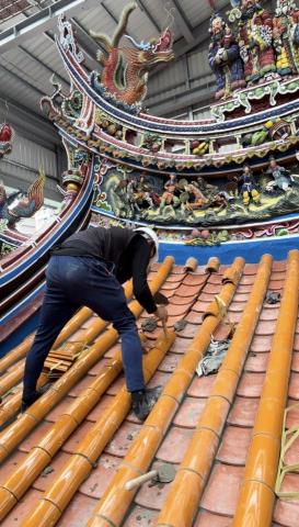 筑景企業社 - 傳承在屋脊上的信仰工程｜
筑景企業社

不是只鋪瓦，是把神明、時間與技藝，一片一片放回屋頂。

市面上的屋瓦工程很多，
但真正懂廟宇與古蹟的，很少。

我們做的，不只是「把瓦蓋上去」，
而是尊重一座廟、一道屋脊、
以及背後幾十年、幾百年的信仰重量。

從選瓦、對線、起脊、收邊，
每一道工序都照著傳統工法與現場氣脈來走，
不趕工、不將就、不把神明的家當成一般建案。