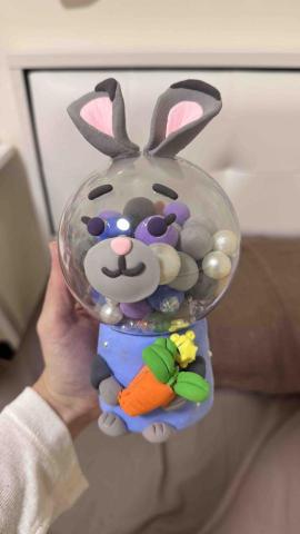 姚采伶 - 黏土課-作品範例（動物方城市球球扭蛋機）