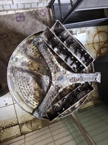 阿仁  ~冷氣 ~洗衣機~清潔~維修保養 - 滾筒式內桶髒汙