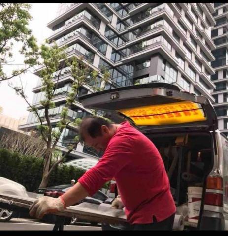 提供紗窗服務的專家行動箱型車