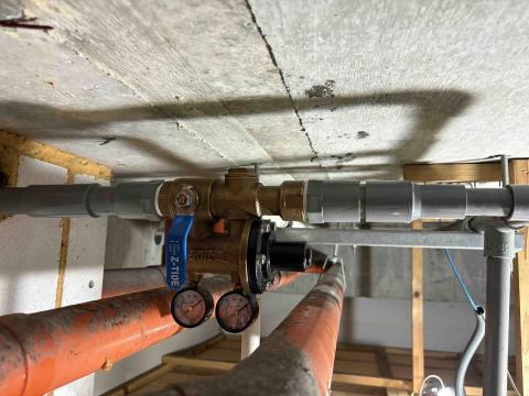 寬哥水電 - 關新路五樓同時開兩個水龍頭水量變小，將六分老舊減壓閥更換成一吋減壓閥模組，同時開三個水龍頭水量維持不變小。