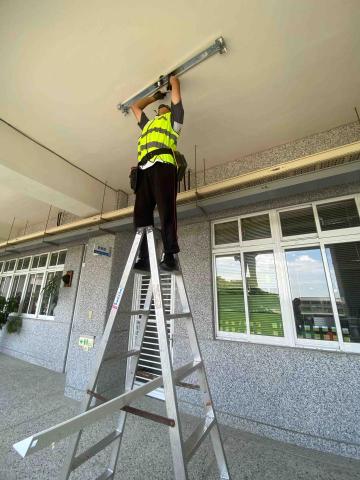 唐景裕 - 在進行LED燈具更換安裝