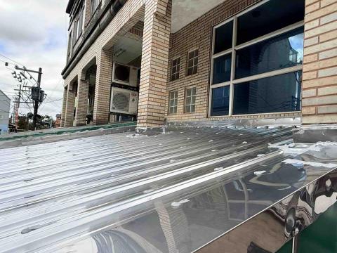 鐵件職人企業社 - 採光罩不想在用白鐵平板與PC板 直接更新 三明治白鐵浪板