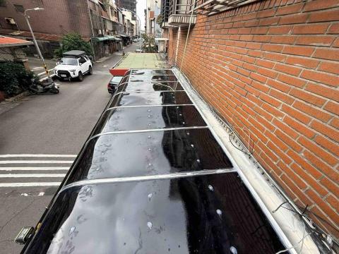 鐵件職人企業社 - 好房東 要讓房客裡面不在進水了 直接更新茶色PC板