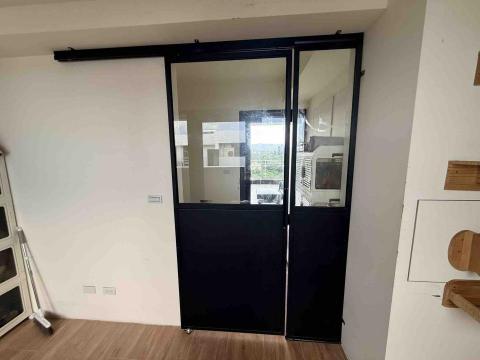 鐵件職人企業社 - 貓一直把淘寶門撞壞 直接更新白鐵烤漆屏風 讓貓不在撞壞了