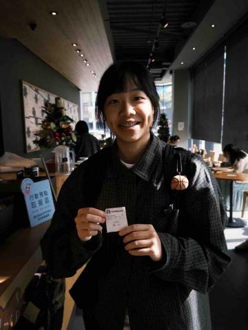 林子馨 - 在星巴克買咖啡