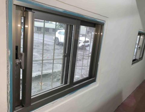 青海開發 - 安裝鋁門窗