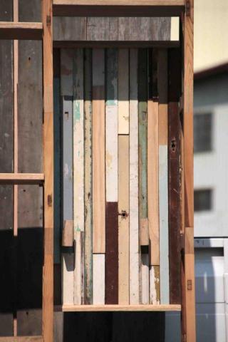 Dsoul_Worker - 舊檜木窗拼新木開放收納櫃（檜木拼橡木）
細節2 窗條設計的收納板