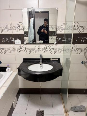 周文翔 - 浴櫃及臉盆龍頭安裝上牆