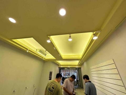 尤偉哲 - 間照軌道坎燈安裝