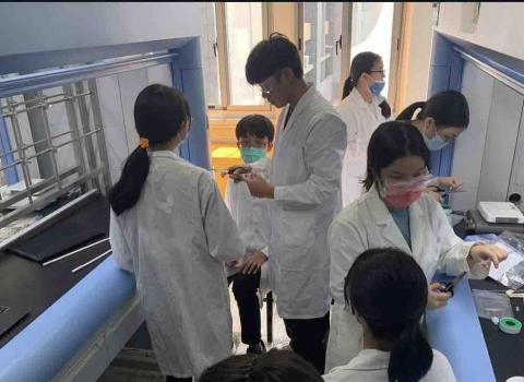 王伯卿 - 瑪麗居里科學營；
遠哲文教基金會甄選(錄取率37%)後免費參加