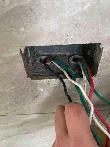 廖昱凱 - 插座安裝